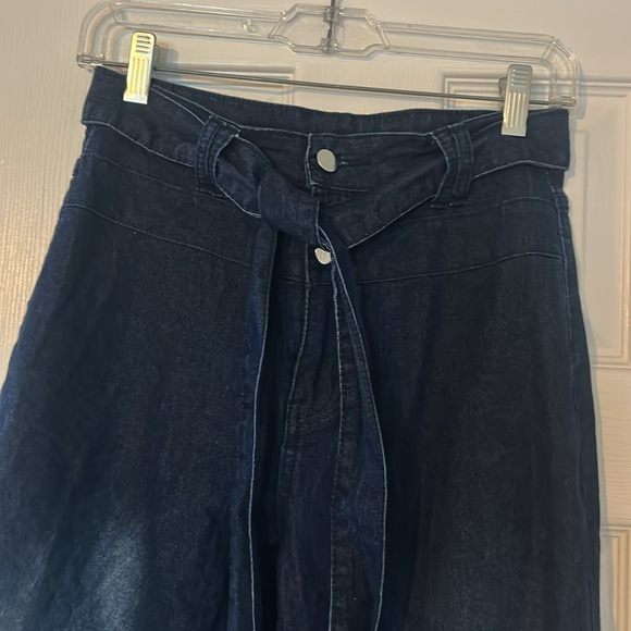Light weight Blue Denim Belted Wide Leg Jean - Picture 3 of 8